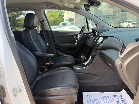 Used 2017 Chevrolet Trax LT w/ LT Convenience Package AWD/4WD image 24