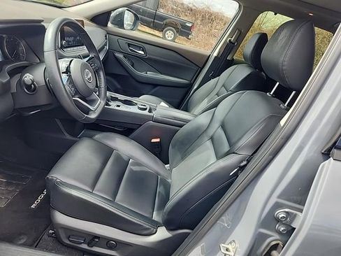 Used 2023 Nissan Rogue SV w/ SV Premium B Package image 3
