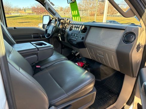 Used 2009 Ford F550 4x4 Regular Cab Super Duty image 6