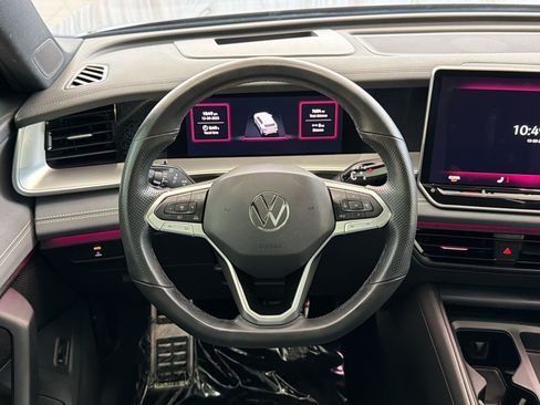 Used 2025 Volkswagen Tiguan SE R-Line FWD image 11