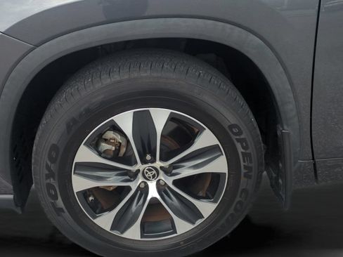 Used 2024 Toyota Highlander XLE AWD/4WD image 26