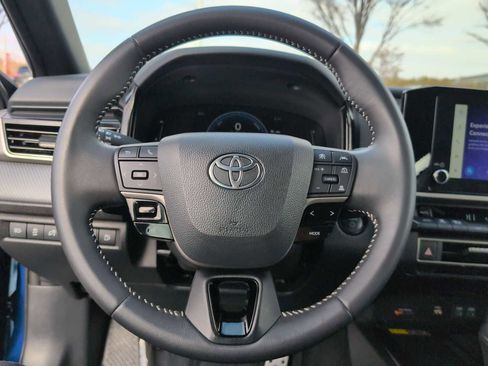 Used 2025 Toyota Camry SE image 22