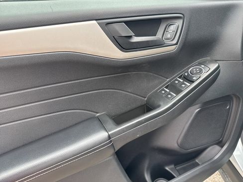 Used 2022 Ford Escape SE image 12