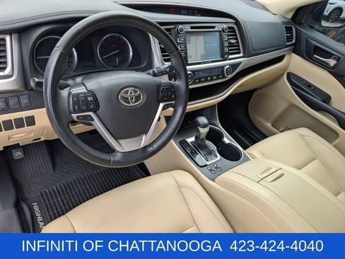Used 2019 Toyota Highlander XLE AWD/4WD image 4