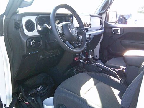 Used 2024 Jeep Wrangler Unlimited AWD/4WD image 15