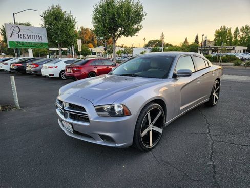 Used 2011 Dodge Charger SE RWD image 2