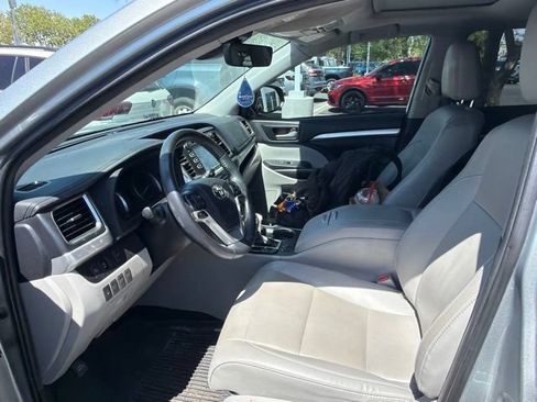 Used 2019 Toyota Highlander XLE FWD image 4