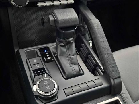 Certified 2025 Toyota Tacoma SR5 AWD/4WD image 25