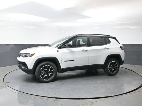 Used 2025 Jeep Compass Trailhawk AWD/4WD image 9