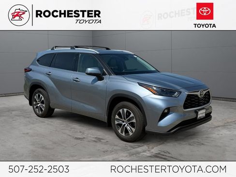 Used 2022 Toyota Highlander XLE AWD/4WD image 1