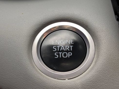 Used 2024 Toyota Highlander XLE FWD image 27