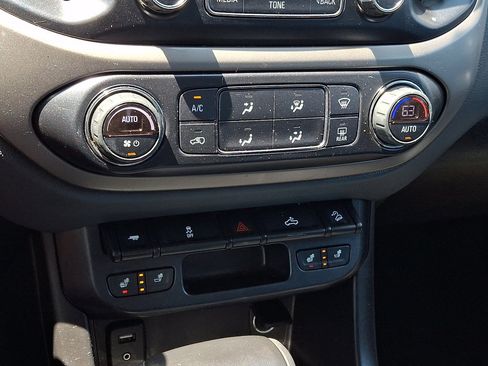 Used 2017 Chevrolet Colorado Z71 AWD/4WD image 29