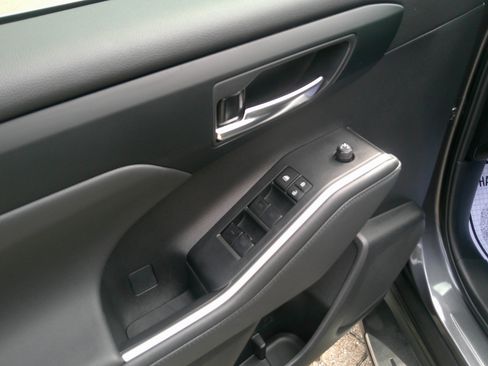 Used 2024 Toyota Highlander XLE image 9