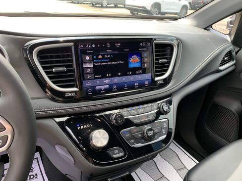 Used 2025 Chrysler Pacifica Select FWD image 33