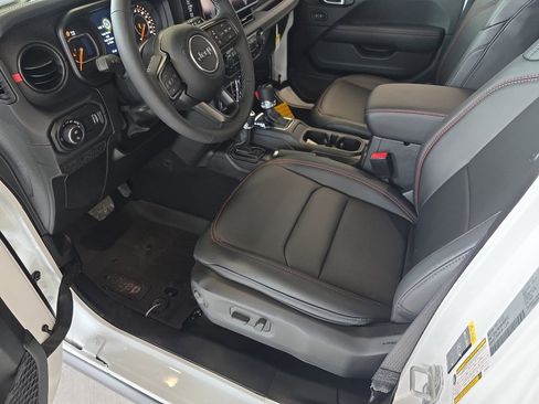 New 2025 Jeep Gladiator Rubicon AWD/4WD image 13