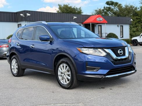 Used 2017 Nissan Rogue SV w/ SV Premium Package FWD image 2