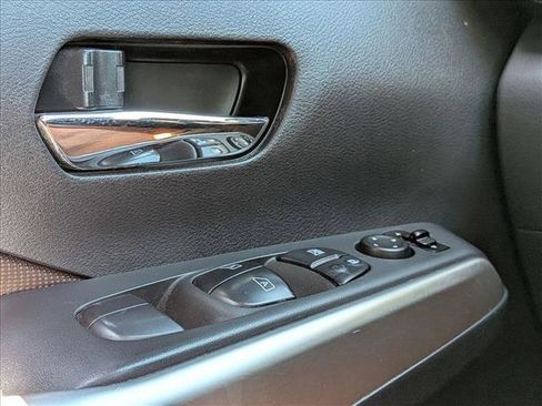 Used 2018 Nissan Kicks SR FWD image 4