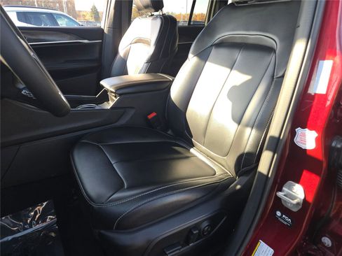 Certified 2024 Jeep Grand Cherokee Limited image 28