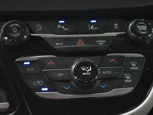 Used 2024 Chrysler Pacifica Touring-L FWD image 29