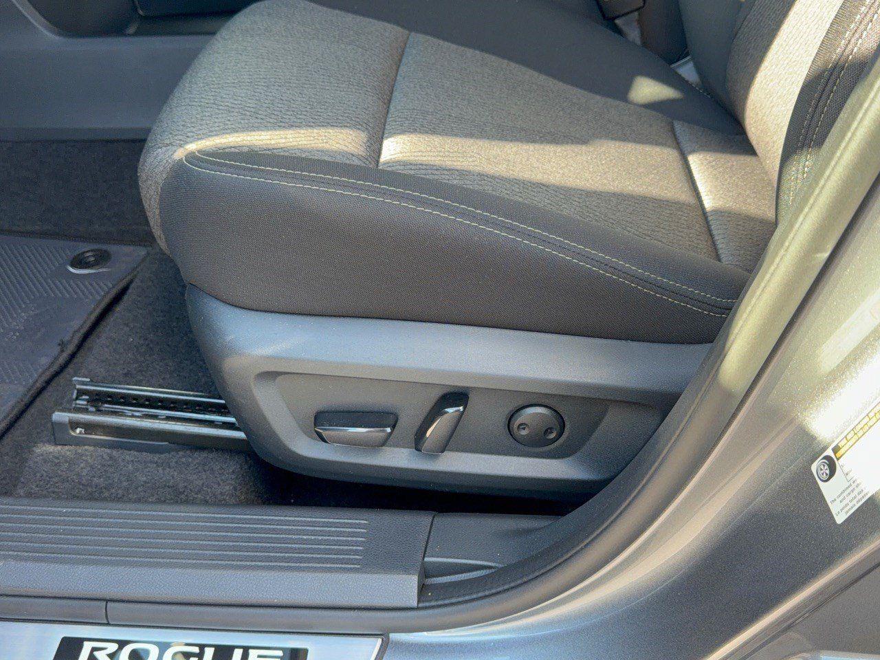 Certified 2025 Nissan Rogue SV FWD image 20