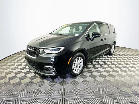 Certified 2023 Chrysler Pacifica Touring-L FWD image 5