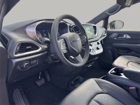 New 2026 Chrysler Pacifica Select image 13