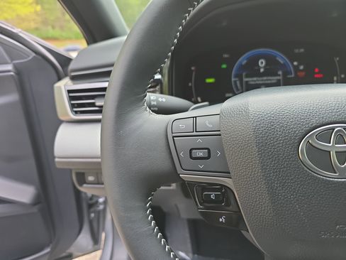 Used 2025 Toyota Camry SE w/ Convenience Package image 16