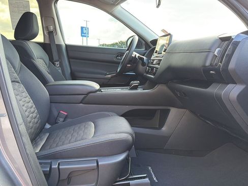 Used 2025 Nissan Pathfinder S FWD image 31