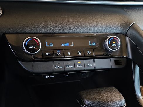 Used 2023 Hyundai Elantra SEL w/ Preferred Accessory Package FWD image 18