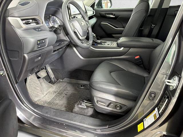 Used 2025 Toyota Highlander XLE AWD/4WD image 10