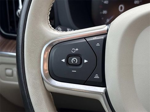 Used 2021 Volvo XC60 T5 Momentum w/ Premium Package image 31