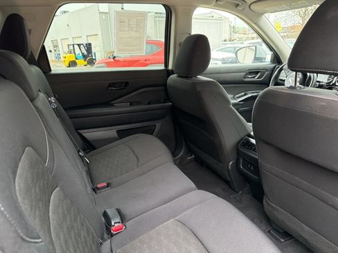 Used 2024 Nissan Pathfinder SV FWD image 12