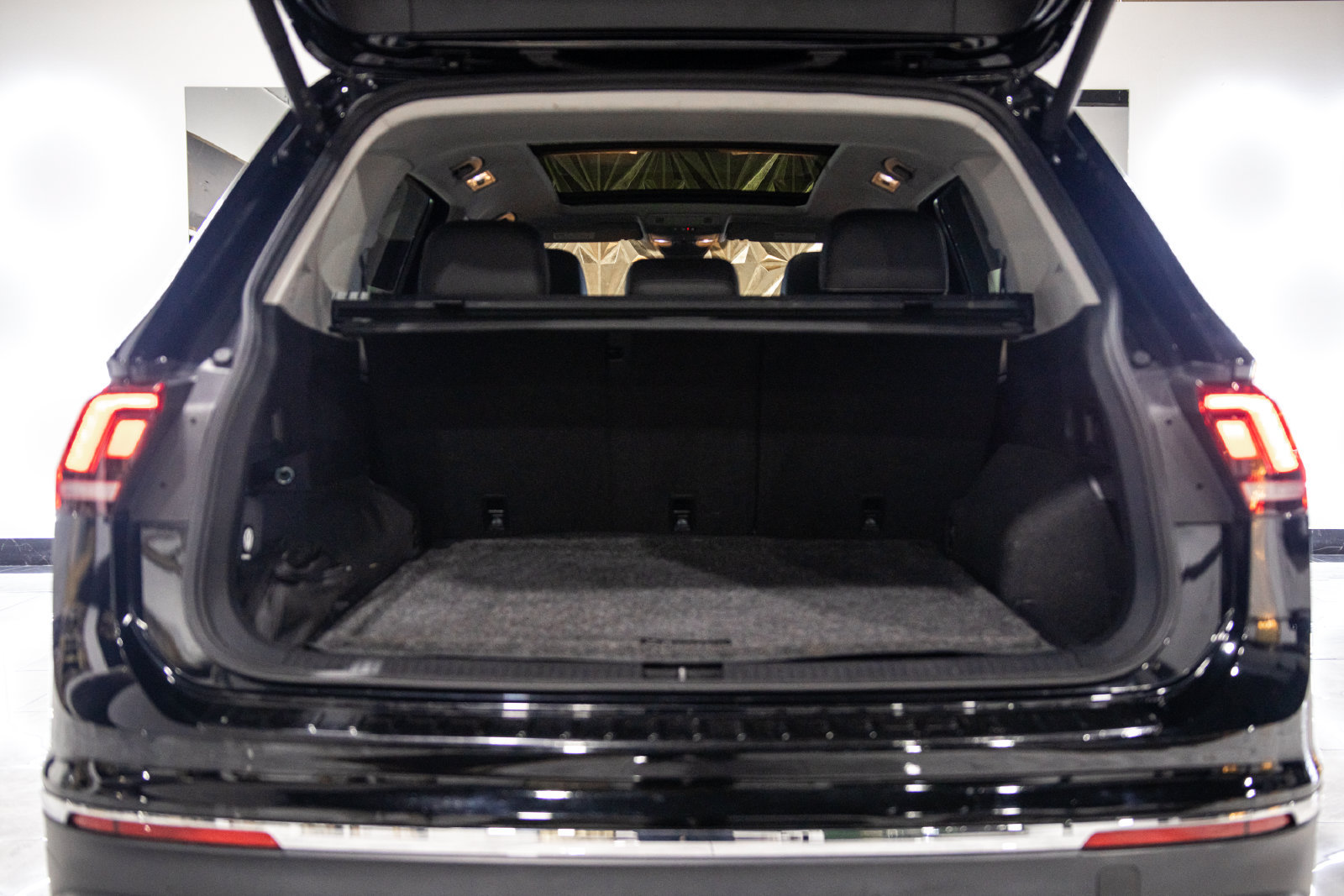 Used 2024 Volkswagen Tiguan SE AWD/4WD image 25