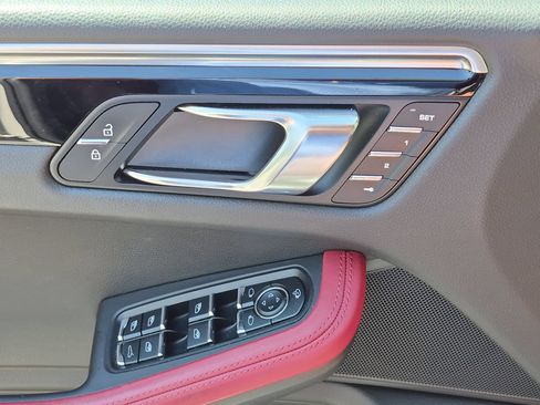 Certified 2024 Porsche Macan AWD/4WD image 18