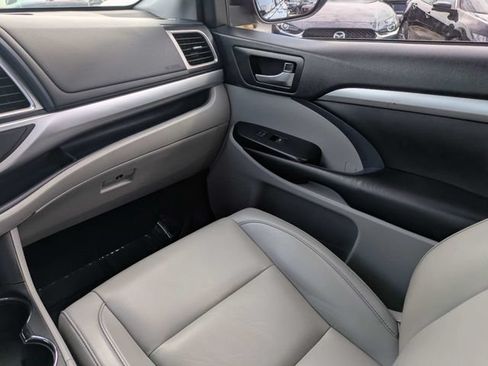 Used 2019 Toyota Highlander XLE FWD image 15