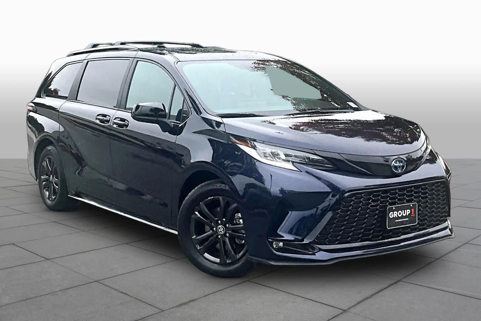 Used 2025 Toyota Sienna XSE w/ XSE Plus Package AWD/4WD image 3