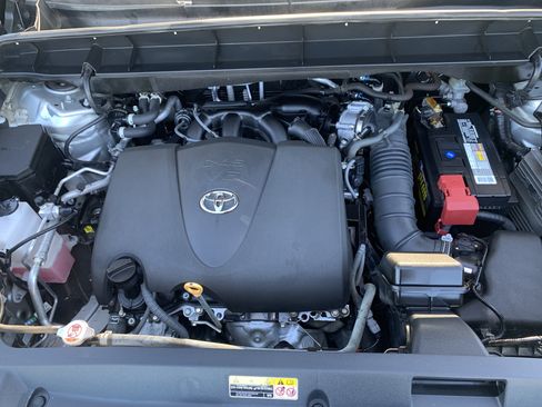 Used 2022 Toyota Highlander XLE AWD/4WD image 44