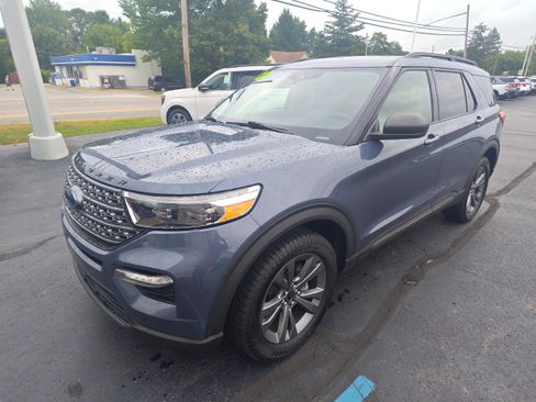 Used 2021 Ford Explorer XLT w/ Equipment Group 202A AWD/4WD image 2