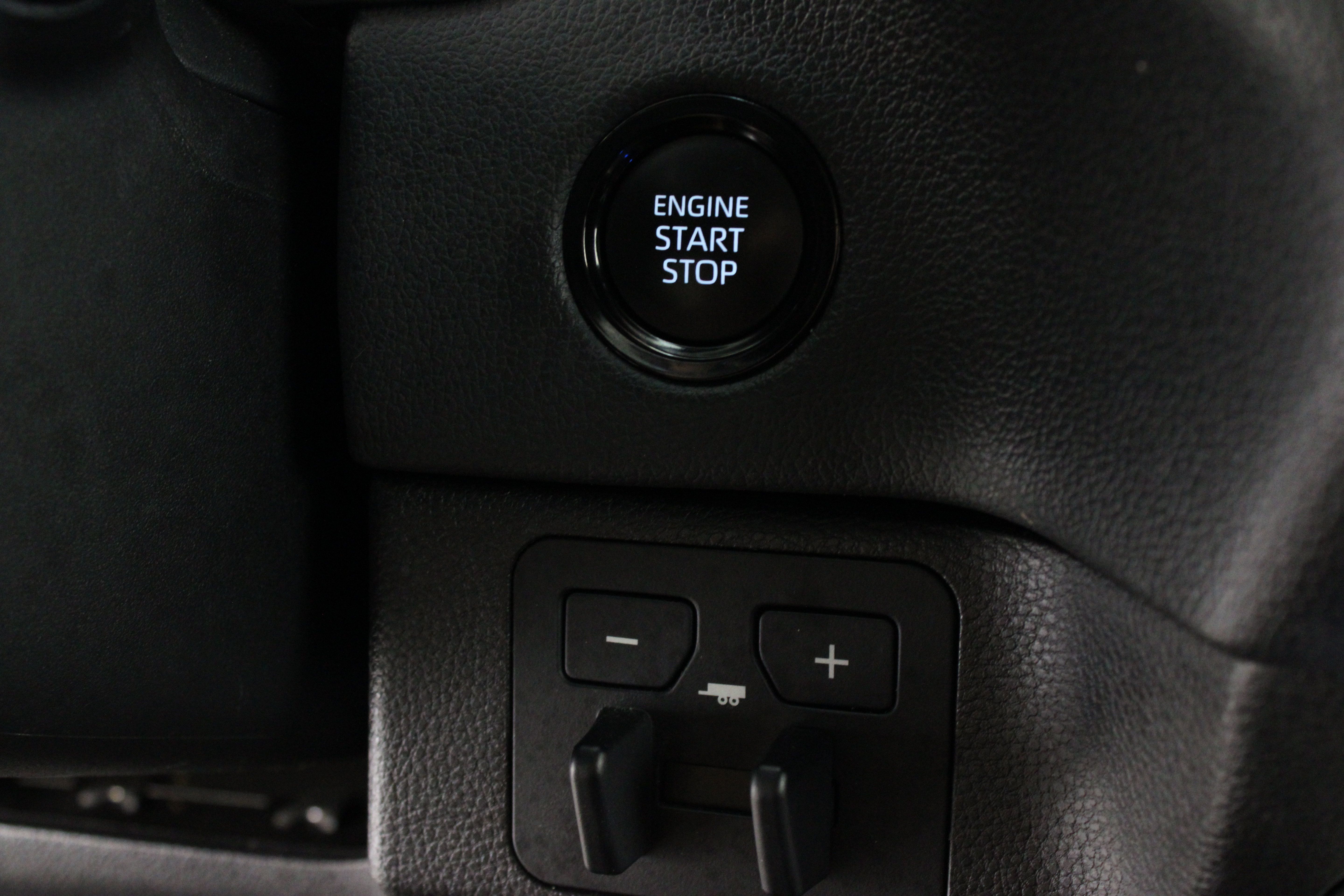 Used 2025 Toyota Tundra Limited AWD/4WD image 19