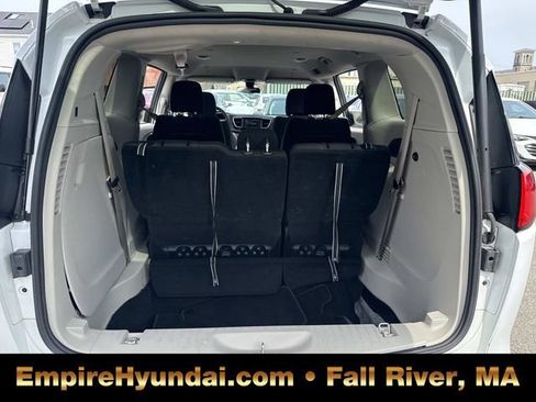 Used 2022 Chrysler Voyager LX FWD image 5