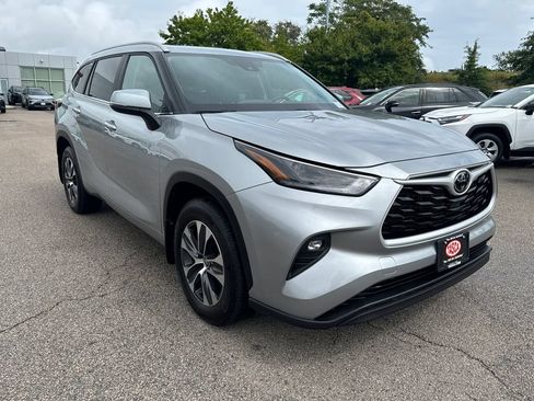 Used 2025 Toyota Highlander XLE AWD/4WD image 12