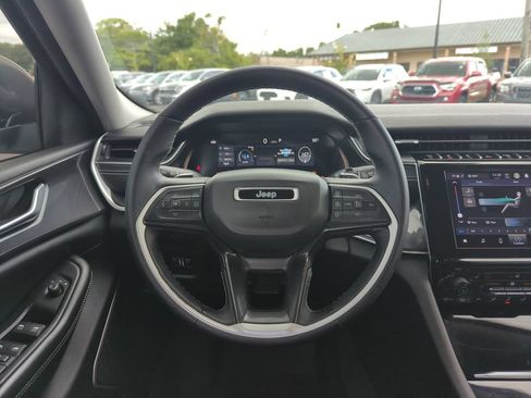 Used 2022 Jeep Grand Cherokee L Laredo w/ Luxury Tech Group I RWD image 17
