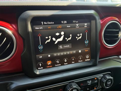 Used 2022 Jeep Wrangler Unlimited Rubicon w/ LED Lighting Group AWD/4WD image 21