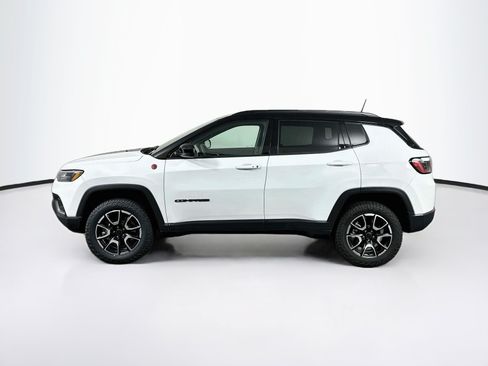 Used 2025 Jeep Compass Trailhawk AWD/4WD image 4