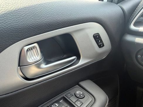 Used 2024 Chrysler Pacifica Touring-L w/ S Appearance Package FWD image 34