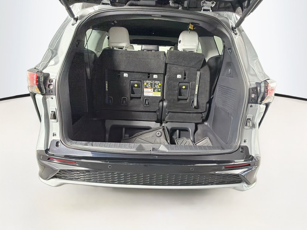 Used 2025 Toyota Sienna XSE w/ XSE Plus Package FWD image 26