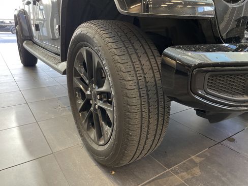 Used 2023 Jeep Gladiator Overland AWD/4WD image 13
