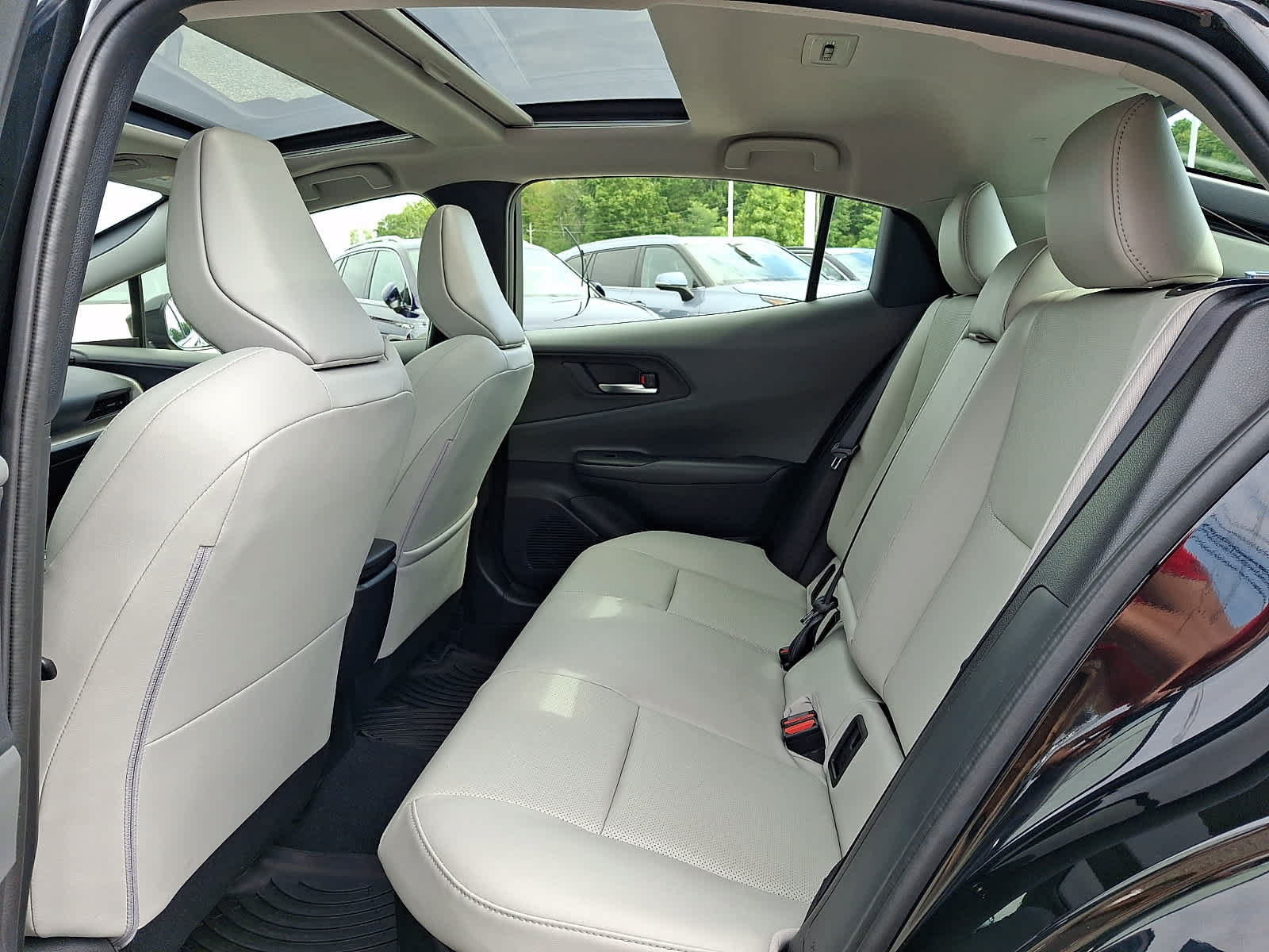 Certified 2025 Toyota Prius XLE FWD image 12