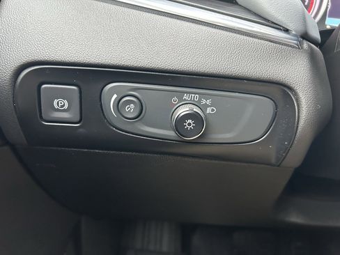 Used 2018 Buick Enclave Essence image 19