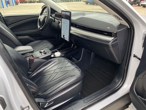 Used 2021 Ford Mustang Mach-E Select image 12